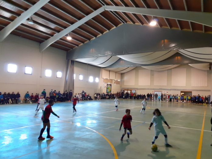 Niños y niñas del Maestrazgo disfrutan del fútbol sala en la Superliga de Teruel