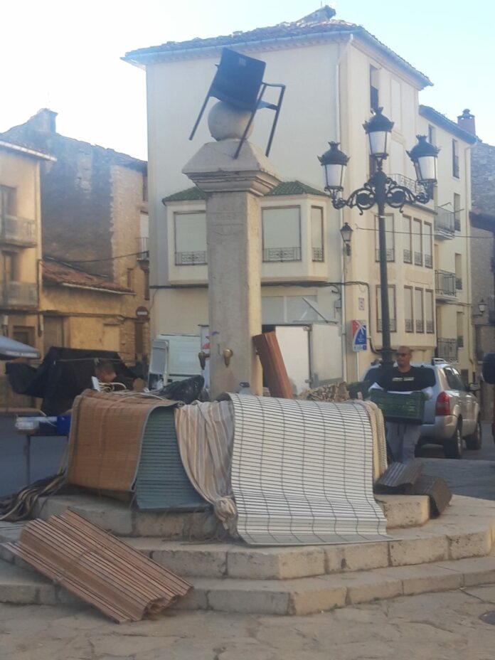 Persianes a la Plaça d'En Blasc deixades pels Quintos 2022