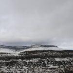 La Muela de Cantavieja nevada entre la boira