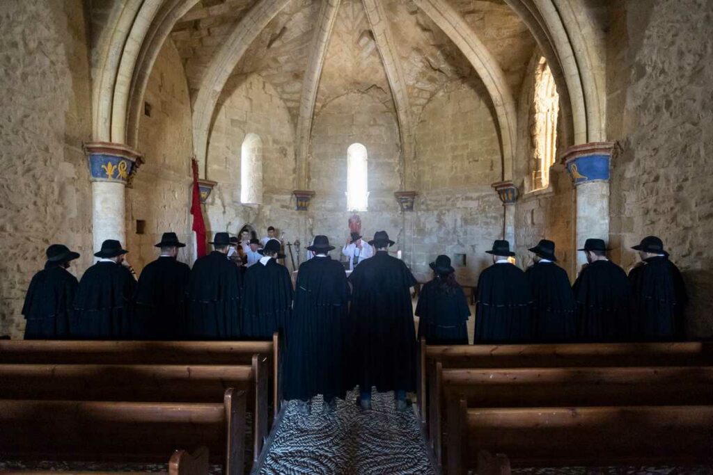Els Pelegrins a l'interior de l'ermita de Sant Pere