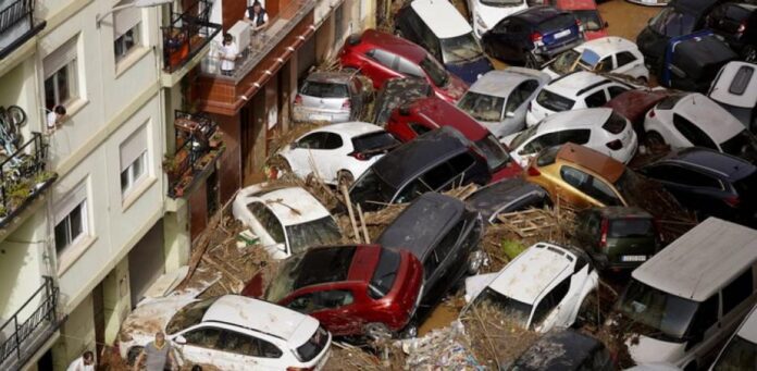 Cotxes després de la inundació a València