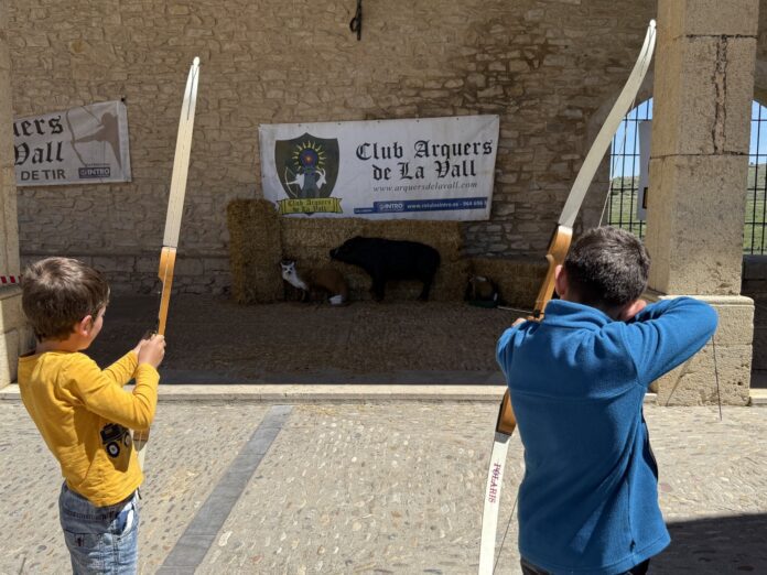 Tir amb arc per a celebrar el dia de la caça i la natura