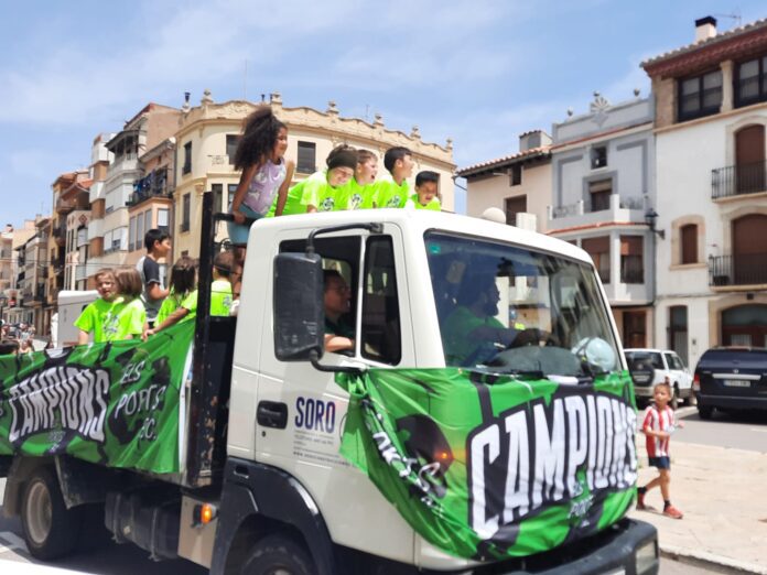 El prebenjamí del Renomar Els Ports celebra amb l'afició vilafranquina