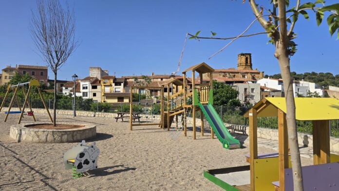 L’Ajuntament de la Serratella renova la zona de jocs infantils