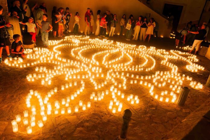 Dibuix davant de l'oficina de turisme