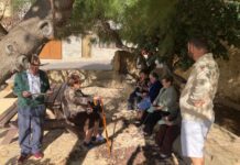 Veïns i veïnes de la Serratella aprenen a separar correctament els residus en una jornada d’educació ambiental