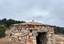 Xiquets i xiquetes de Vistabella sumen una nova caseta de pedra en sec al poble