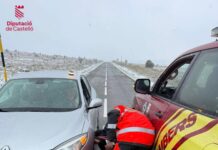 Vídeo. Així netegen els bombers forestals les carreteres d’Els Ports i La Tinença Bombers ajudant a un vehicle