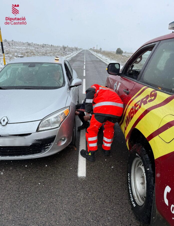 Bombers ajudant a un vehicle