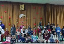 Las fotos. Los Reyes Magos reparten regalos entre los más pequeños de La Iglesuela del Cid