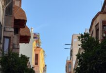 Les fotos. Els calcetins de Javier Soligó de Vilafranca penjats a la Nit de l’Art de Castelló