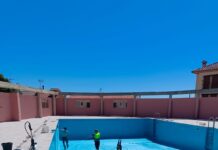 Vistabella ultima els detalls per a l’obertura de la piscina